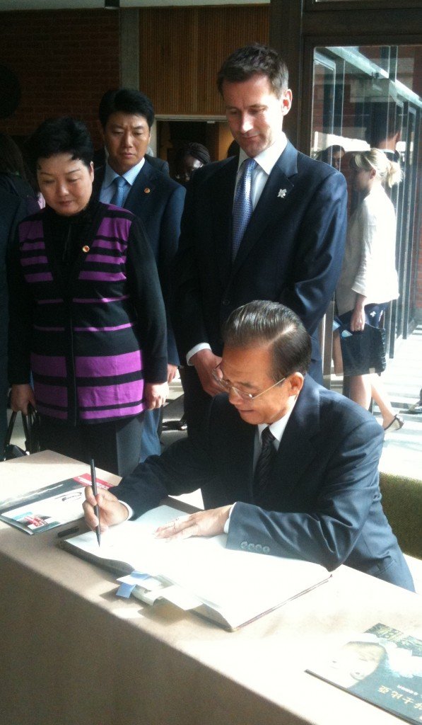 Premier Wen visiting the Shakespeare Centre, accompanied by Jeremy Hunt